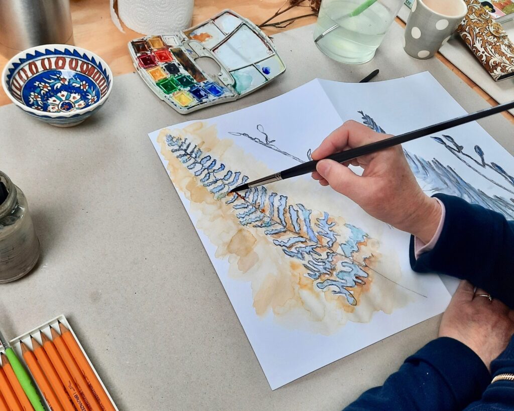 Vrij Atelier en Kunst Natuur en Welzijn lessen met een mix van technieken en materialen.